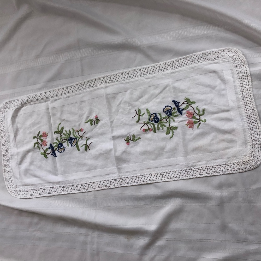 Vtg Jobelan Germany Embroidered Floral Table Runner - Picture 4 of 12